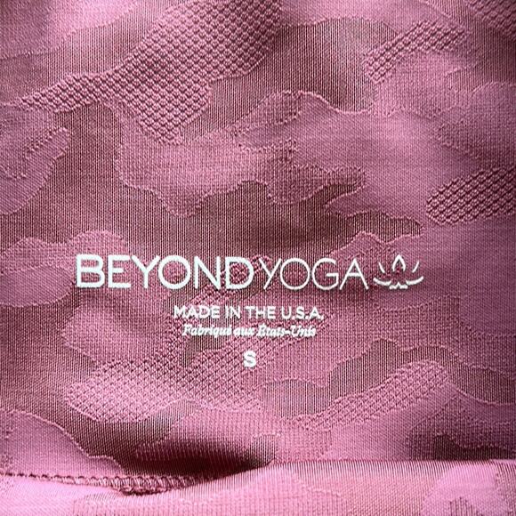 Beyond Yoga Dark Mauve Camo 7" Bike Shorts Size Small High Rise - Picture 3 of 5